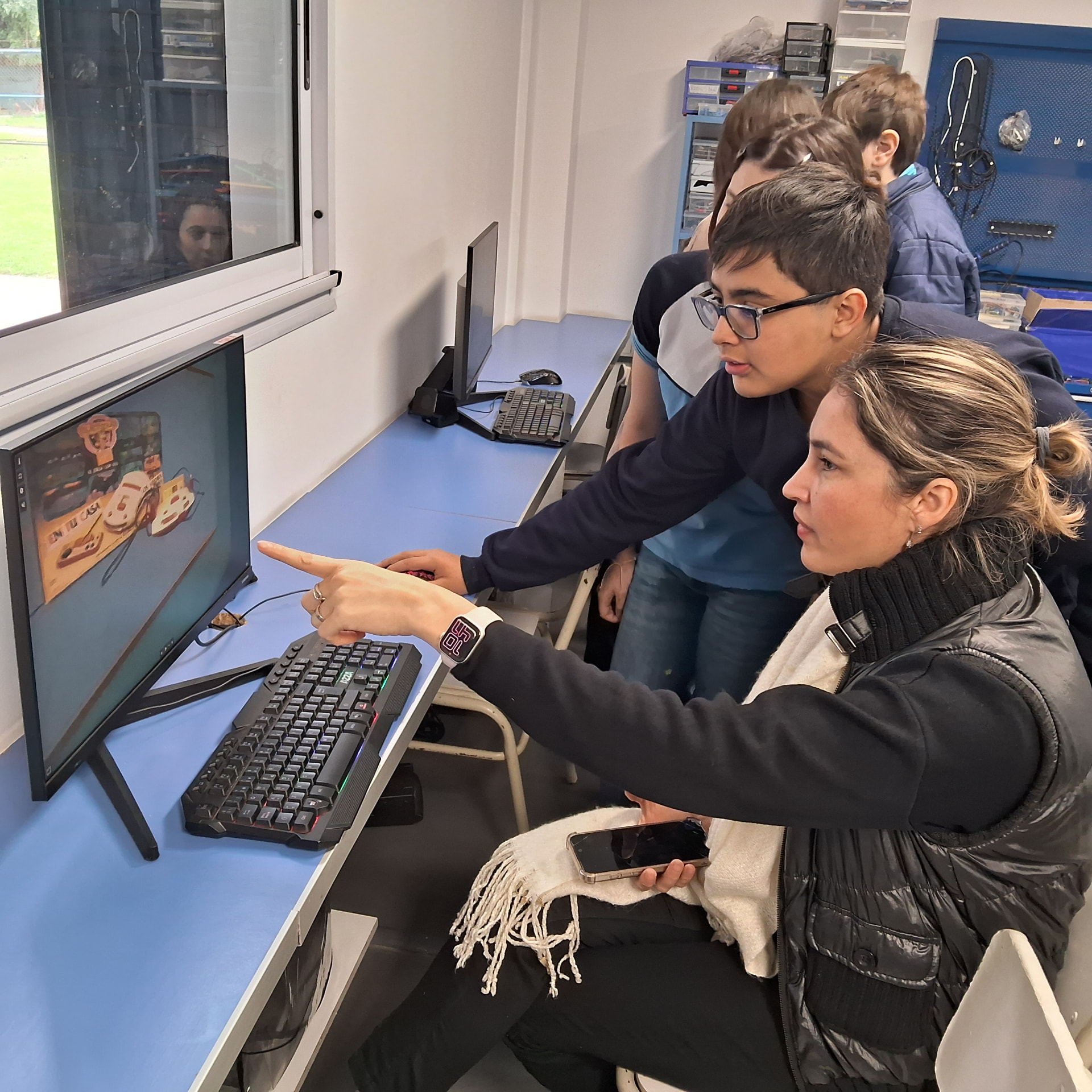 Estudiantes y docente recorren el museo virtual en la sala de tecnología